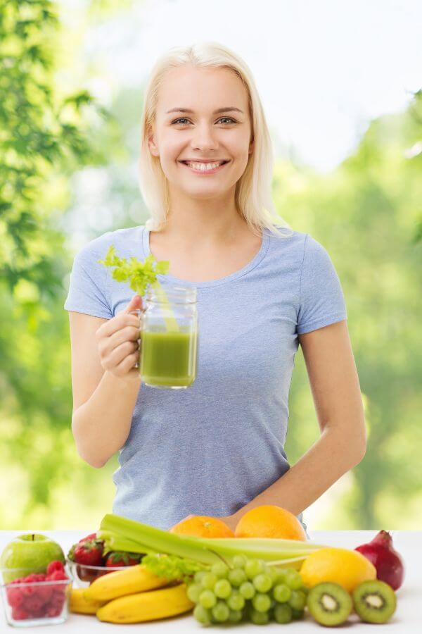 mujer haciendo jugo verde para reto detox